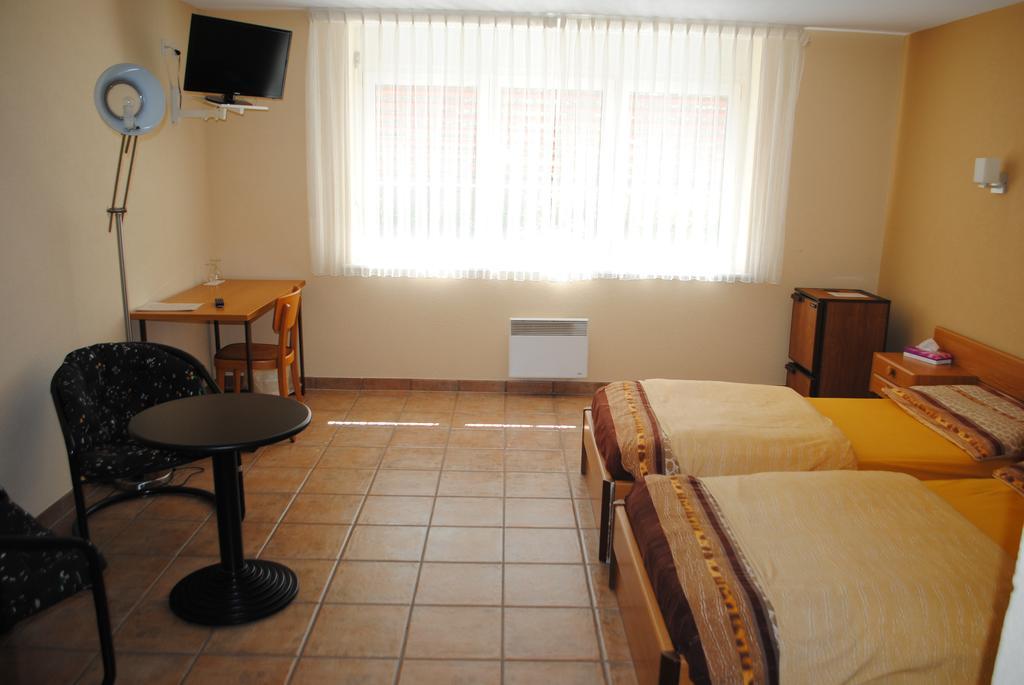 Motel - Hotel La Poularde Romont Стая снимка